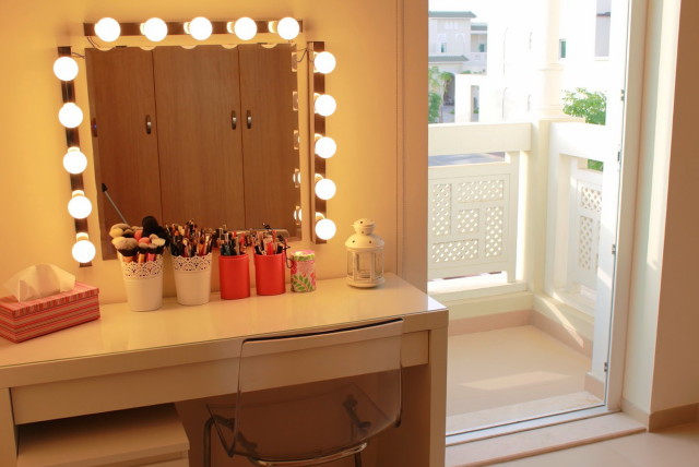Bedroom dressing table with mirror