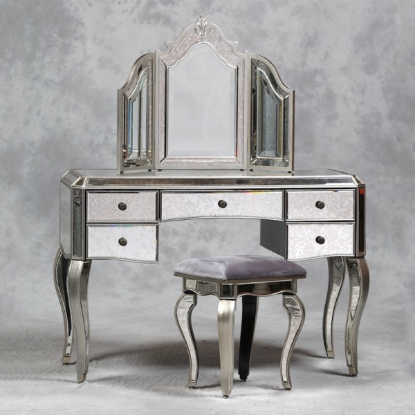 Iniezione stilistica di mobili con uno specchio nella camera da letto