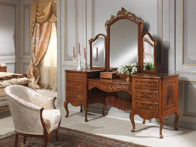 Iniezione stilistica di mobili con uno specchio vecchio stile nella camera da letto