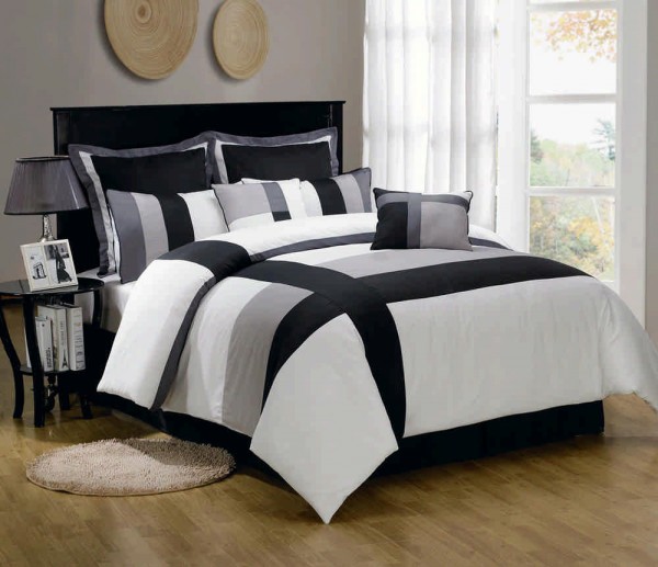 Lits Queen-Bed-douillette-avec-rideaux à motifs-noir-et-blanc-et-supplémentaire-trop blanc