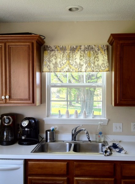cucina-lavandino-window-tende-DIY-cucina-window-mantovane-doppio-ciotola-cucina-lavandino-anche-immagine con
