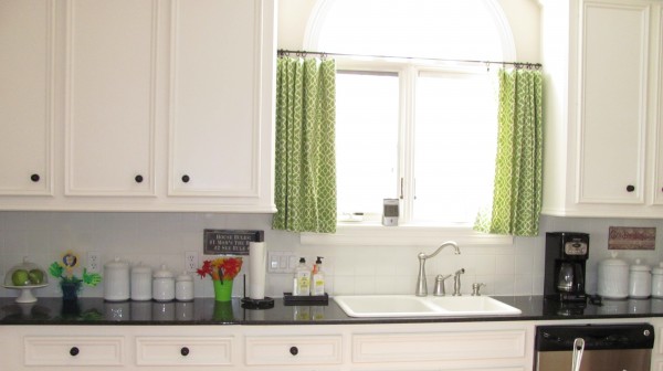 minimaliste-vert-rideaux-cuisine-fenêtre