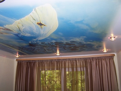 Plafond tendu avec photographies vives pour la chambre d’un enfant