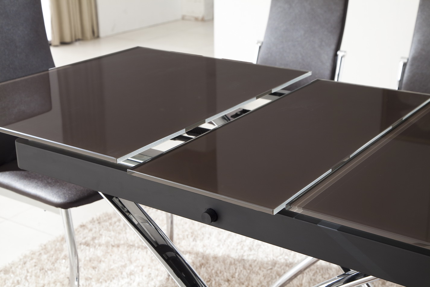 Grande tavolo - trasformatore per un soggiorno con mobili bianchi