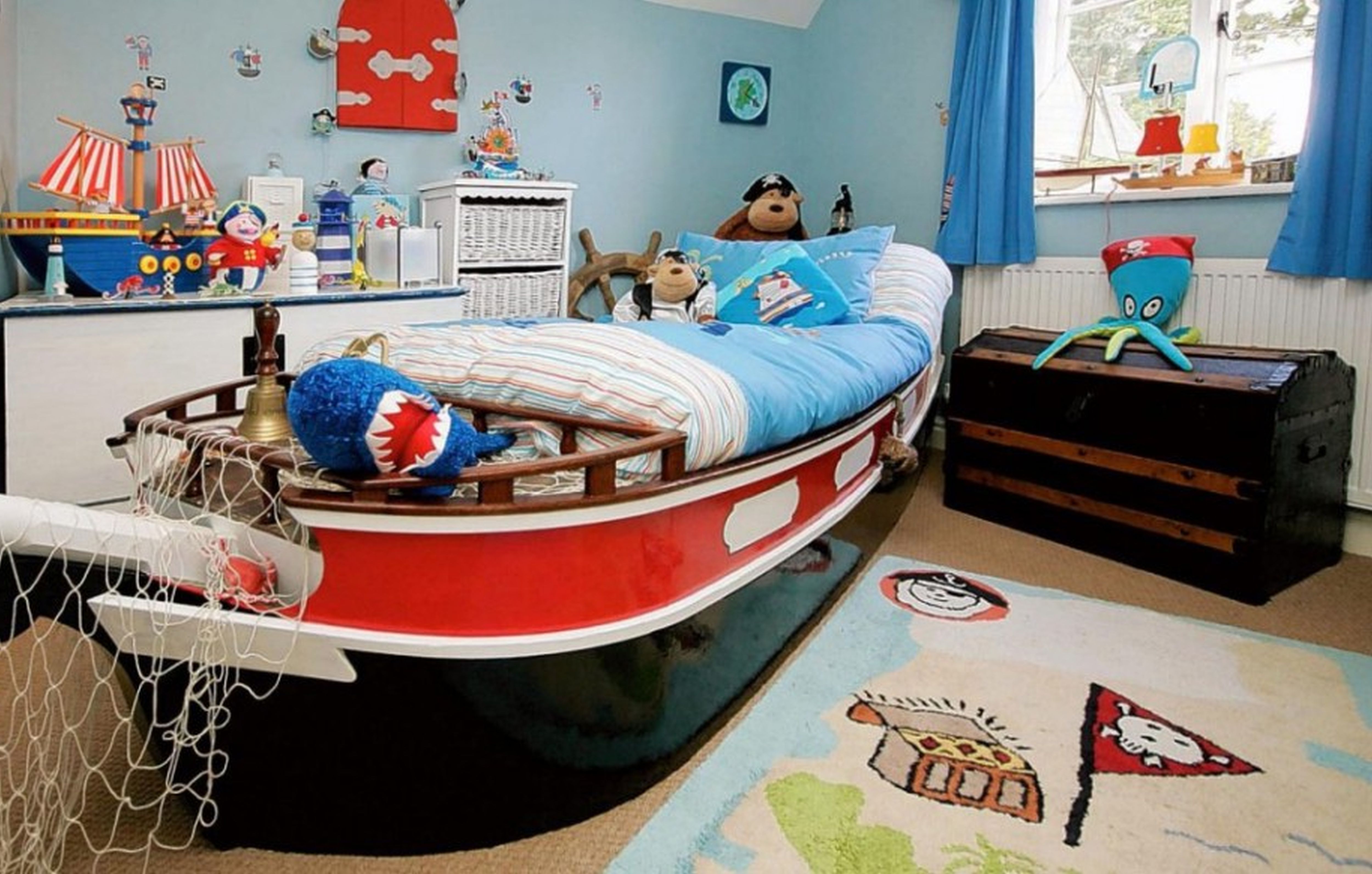 Photo de la conception d'une chambre d'enfants dans un style marin pour un garçon