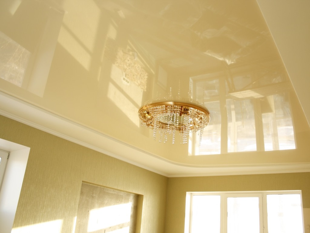Гланцов дизайн на опънат таван за светла и голяма всекидневна
