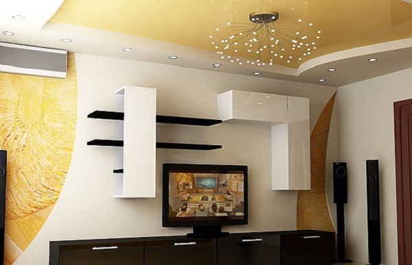 Įtemptų lubų dizainas šviesiam gyvenamajam kambariui su neįprasta lempa