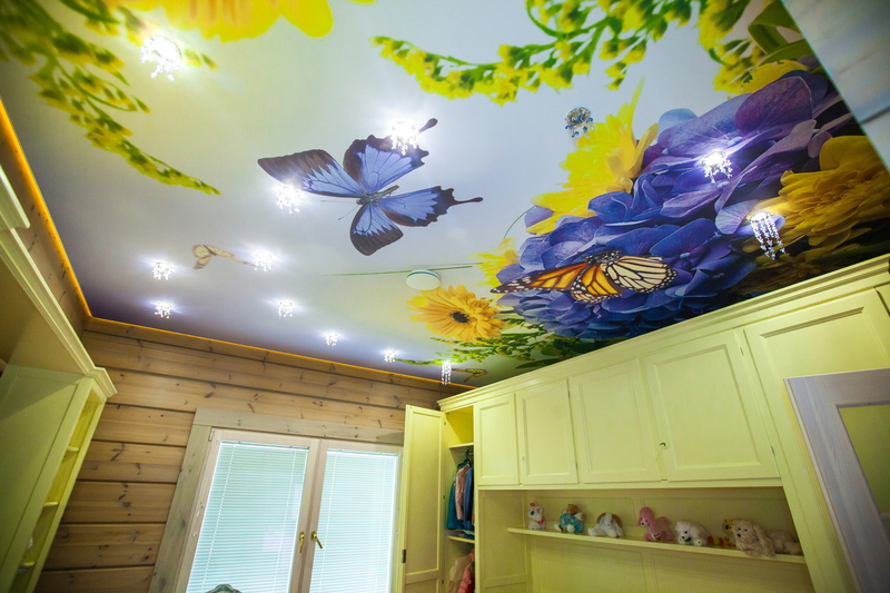 Plafond tendu avec un beau motif lumineux pour chambre d’enfant