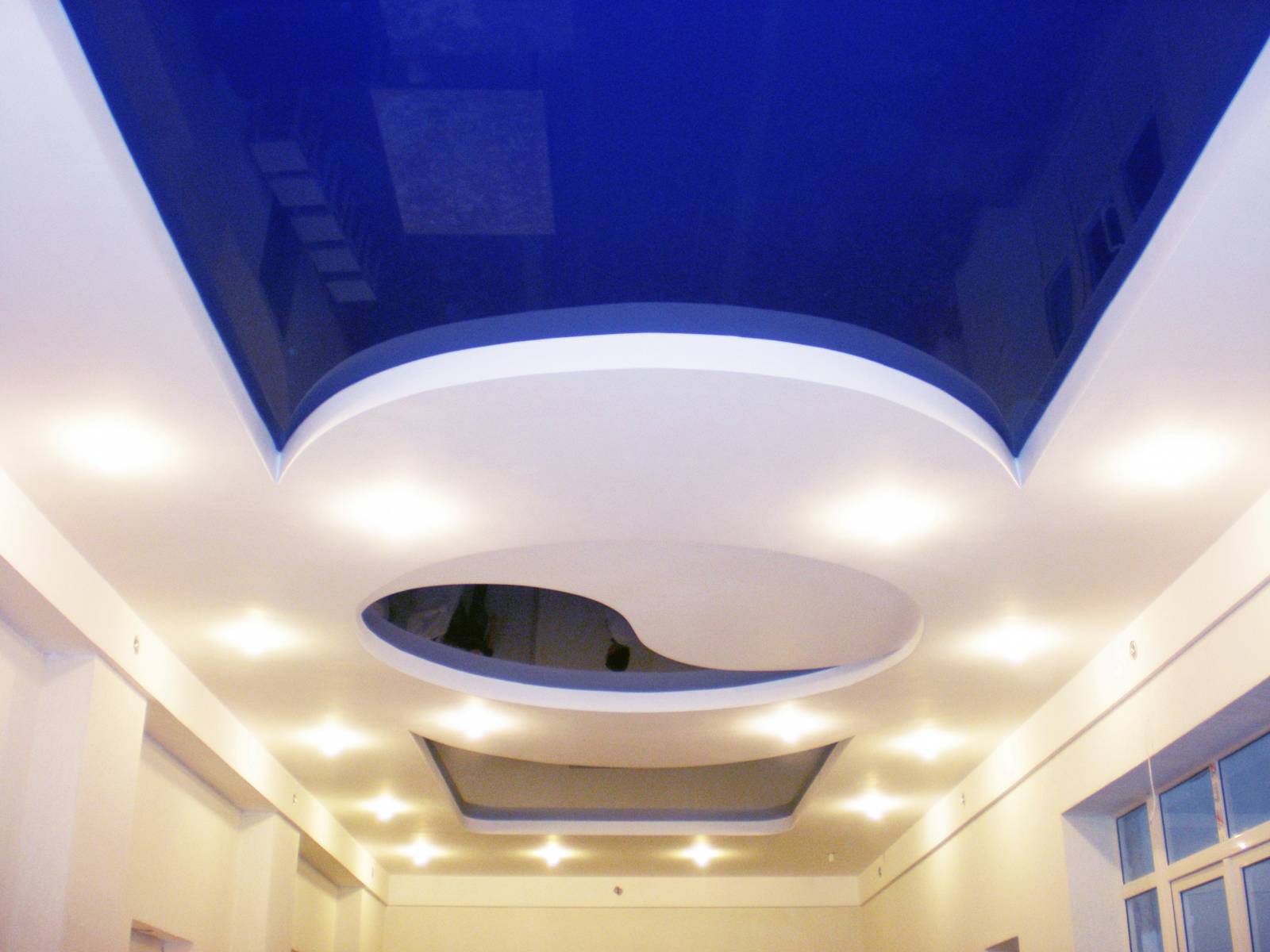 Woonkamer interieur met donkerblauw spanplafond