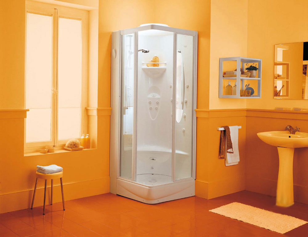 Mažas oranžinis vonios kambarys su kampiniu dušu