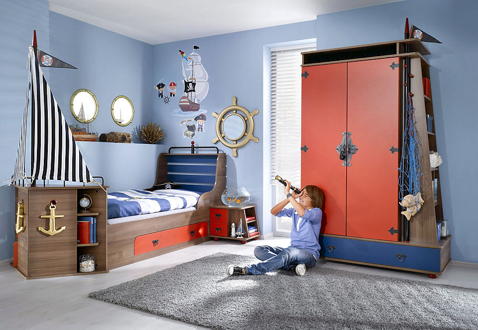 Foto dell'interno della camera dei bambini in stile marinaro per un ragazzo