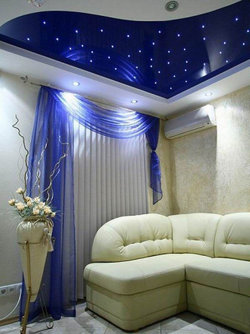 Fotó egy nyújtható, modern nappali mennyezetről