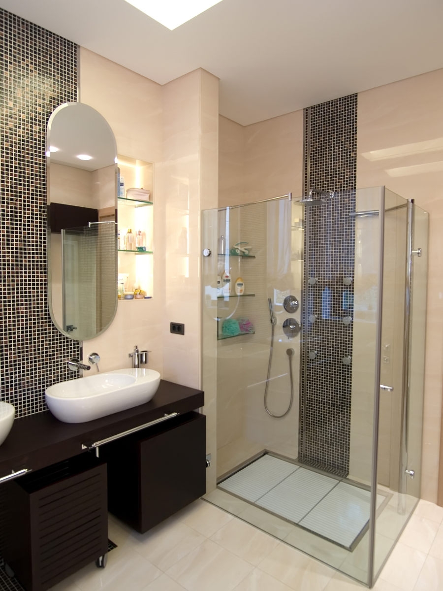 Fotoattēls ar oriģinālo vannas istabas dušas kabīnes stilu