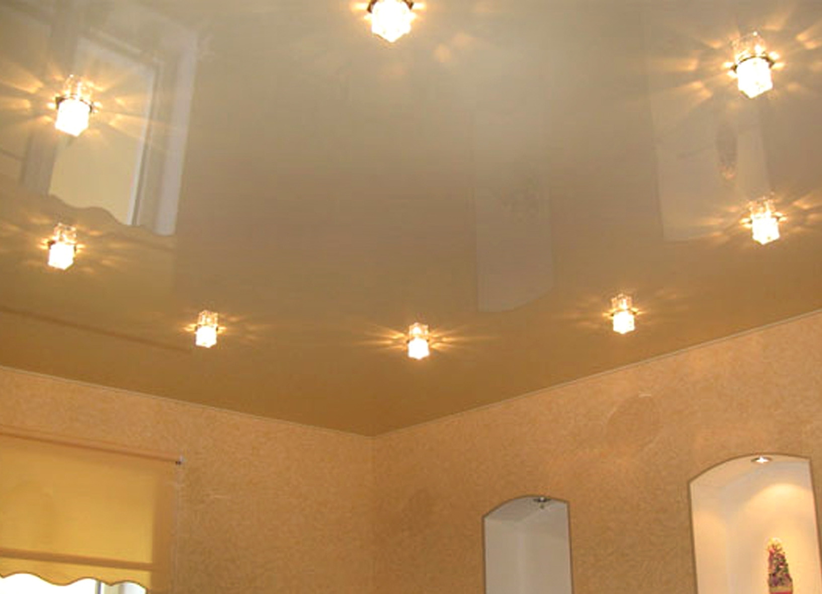 Nadelen en voordelen van het spanplafond in verschillende niveaus voor de woonkamer