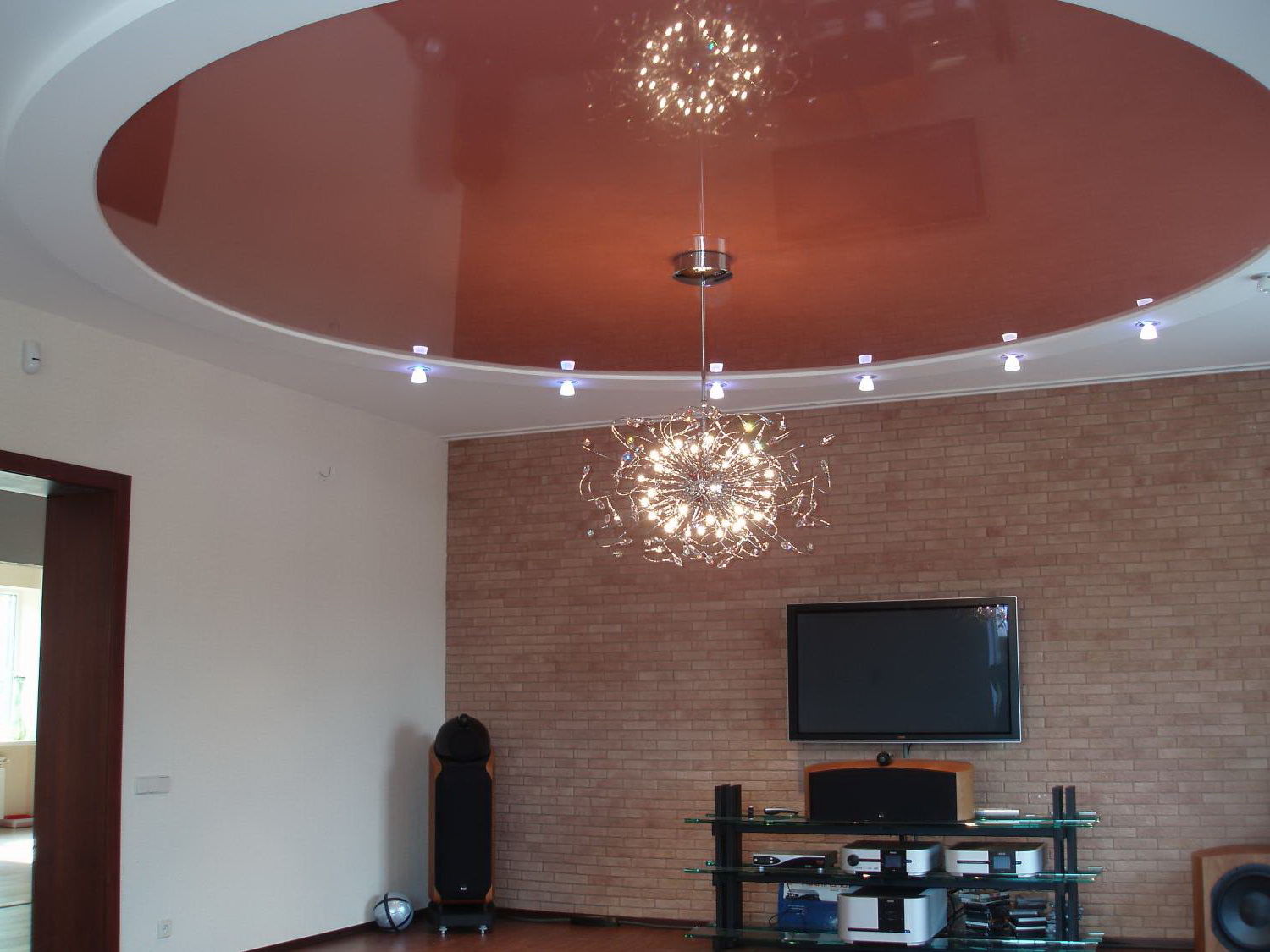 Spanplafond in het ontwerp van de woonkamer met een hanglamp