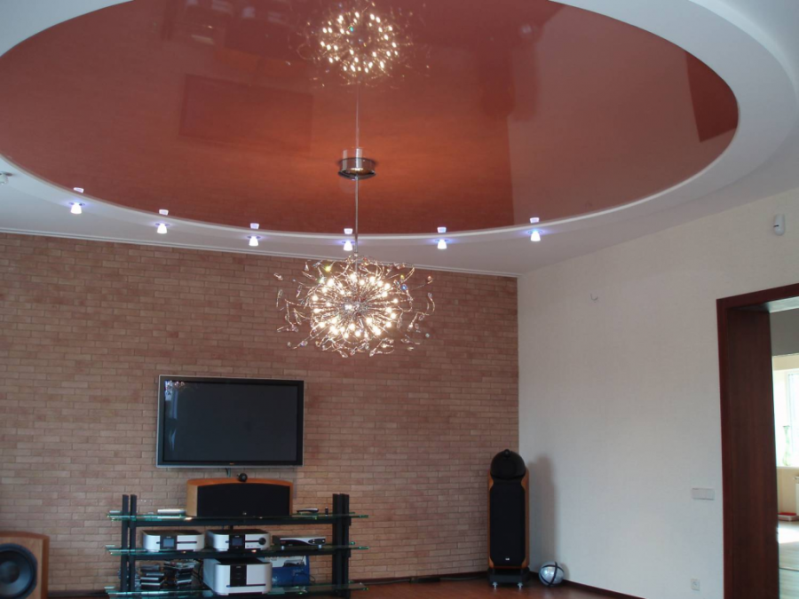 Разтегателен таван дизайн в ярки цветове и необичайни форми за хола
