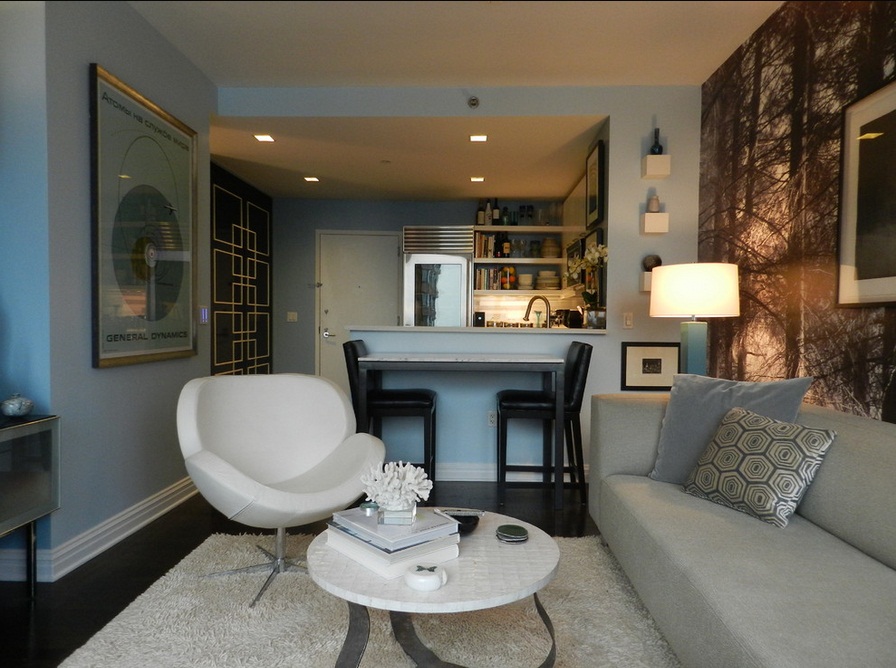 Piccola cucina-soggiorno luminosa con una comoda disposizione dei mobili