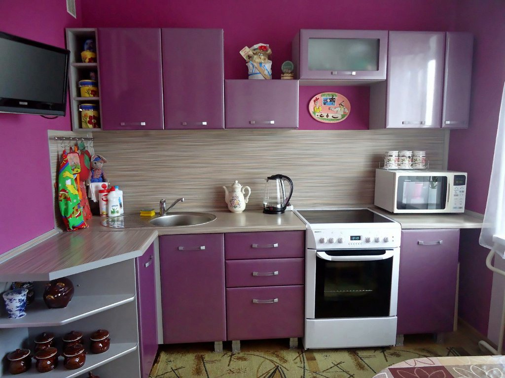 Papier peint pour une petite cuisine de couleur violet noble