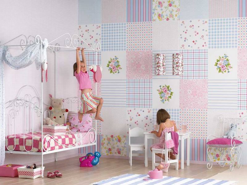 Concevez une chambre d'enfants pour un garçon avec du papier peint brillant