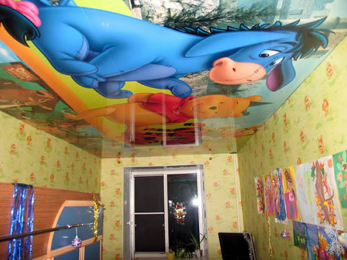 Plafond tendu avec personnages dessinés pour la chambre d’un enfant