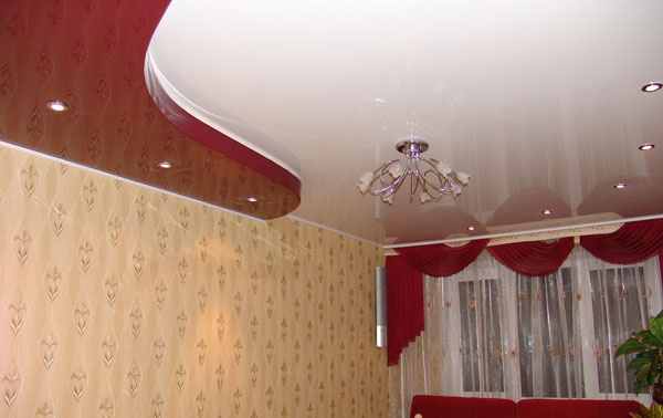 Плюсове и минуси на опънат таван в хол с интегрирано осветление