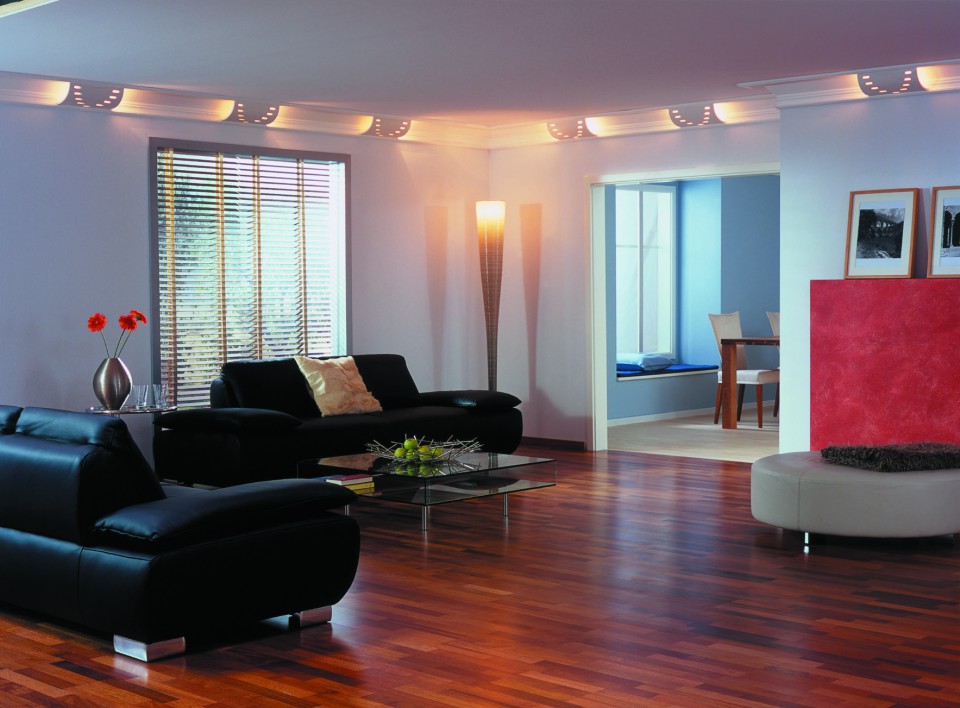 Dzīvojamās istabas interjers ar piekārtiem griestiem un kulonu lustru