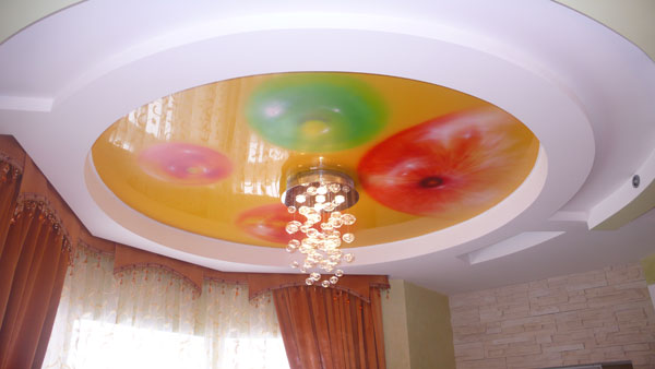 Pro di soffitto teso e illuminazione spot per un ampio soggiorno