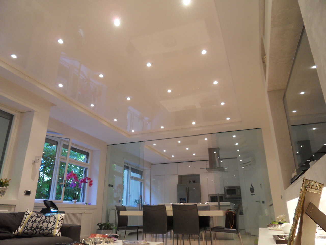 Предимства и недостатъци на многоетажен опънат таван в хола