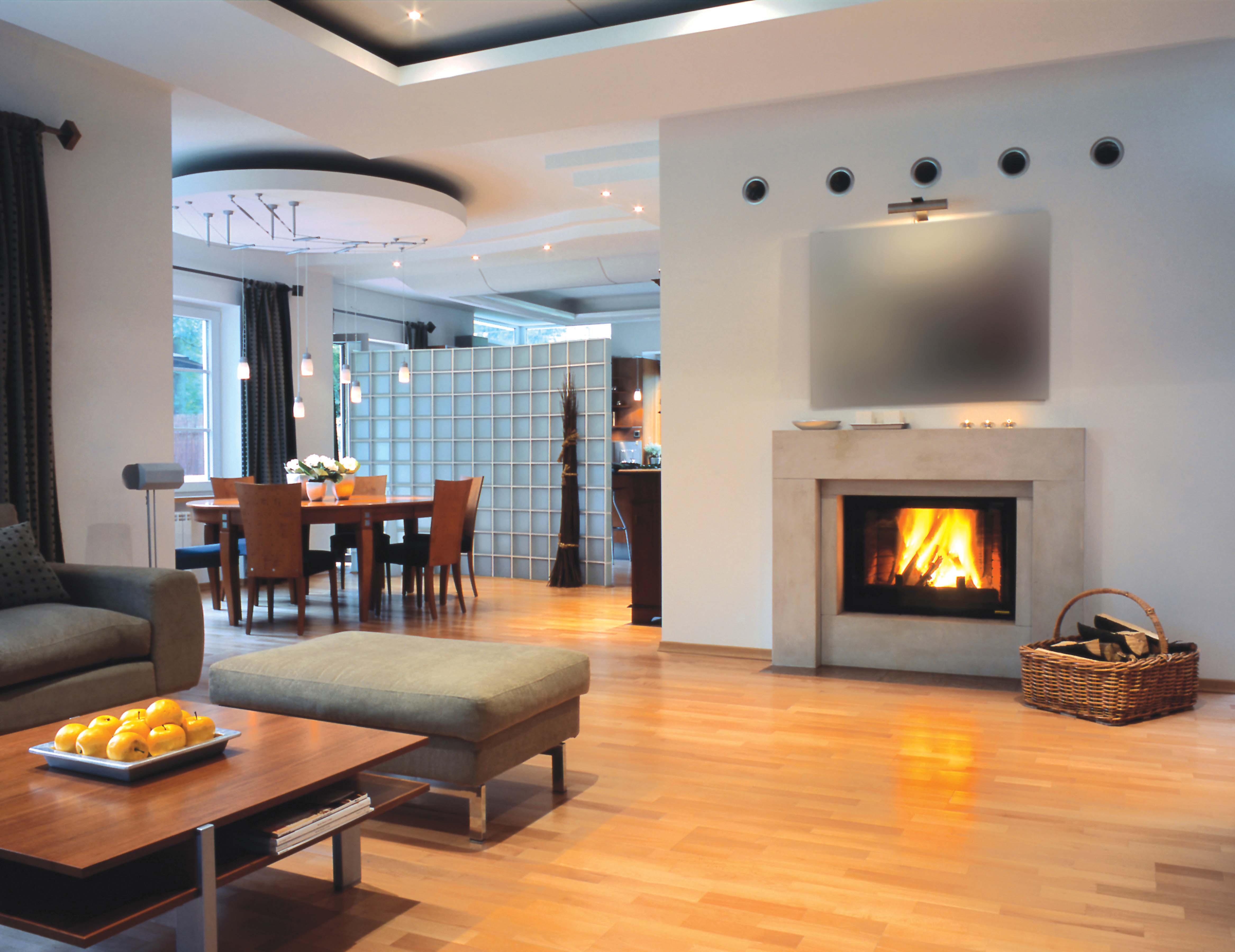 Conception de cheminée moderne pour un salon spacieux et fonctionnel