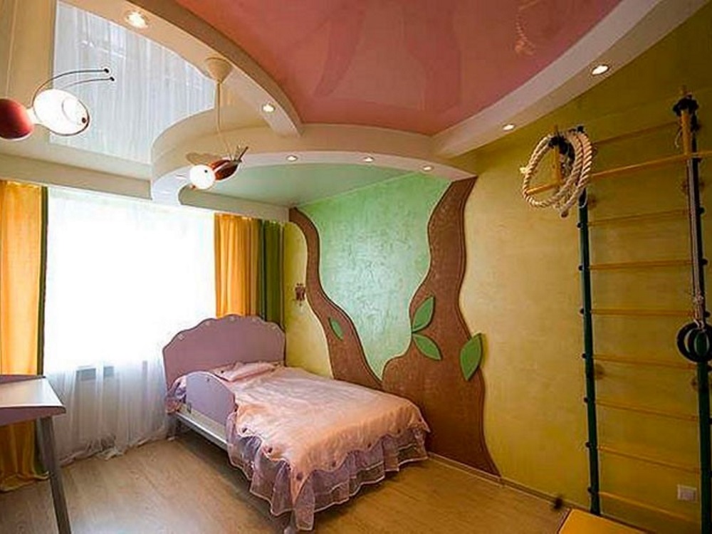 Plafond tendu de différentes couleurs pour une chambre d'enfants