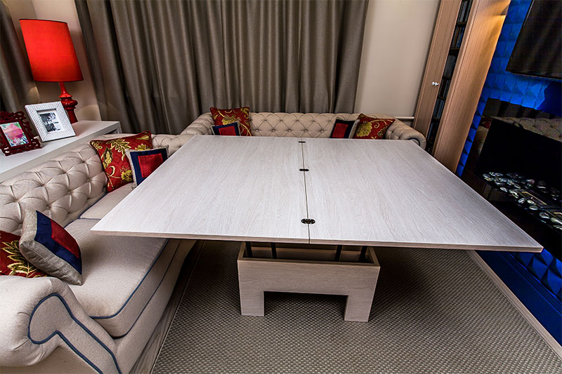 Accogliente soggiorno con tavolo trasformatore e morbido tappeto