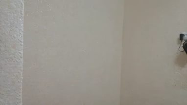 Papier peint léger pour un mur parfaitement lisse avec de grandes fenêtres
