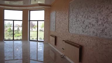 Papier peint liquide chaud pour un salon spacieux avec de grandes fenêtres