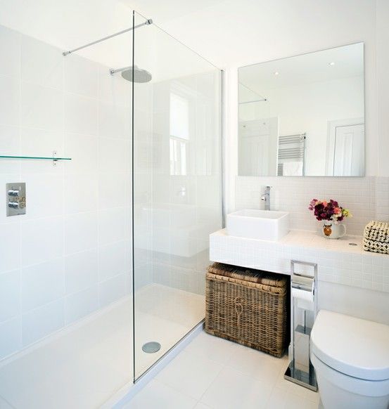 Fehér színű modern fürdőszoba