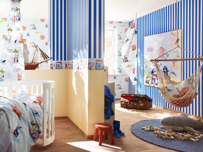 Decorazioni per pareti e pavimenti in una cameretta per bambini in stile marinaro