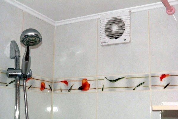 placement correct du ventilateur d'extraction dans la douche