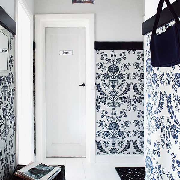 Options for combining wallpaper in the hallway with bright doors