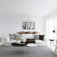 светъл диван в дизайна на снимката на апартамента