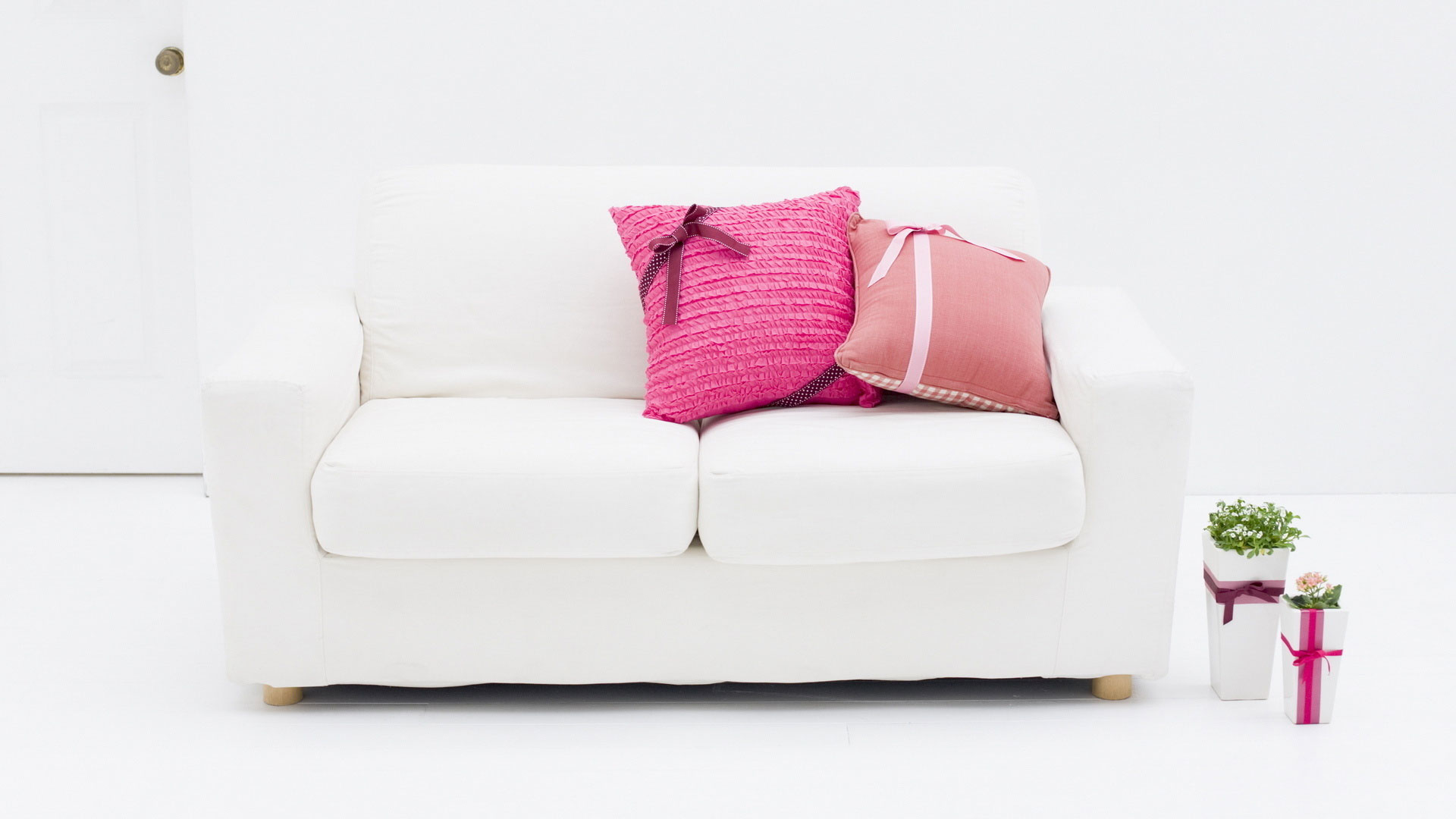 balta prieškambario stiliaus sofa