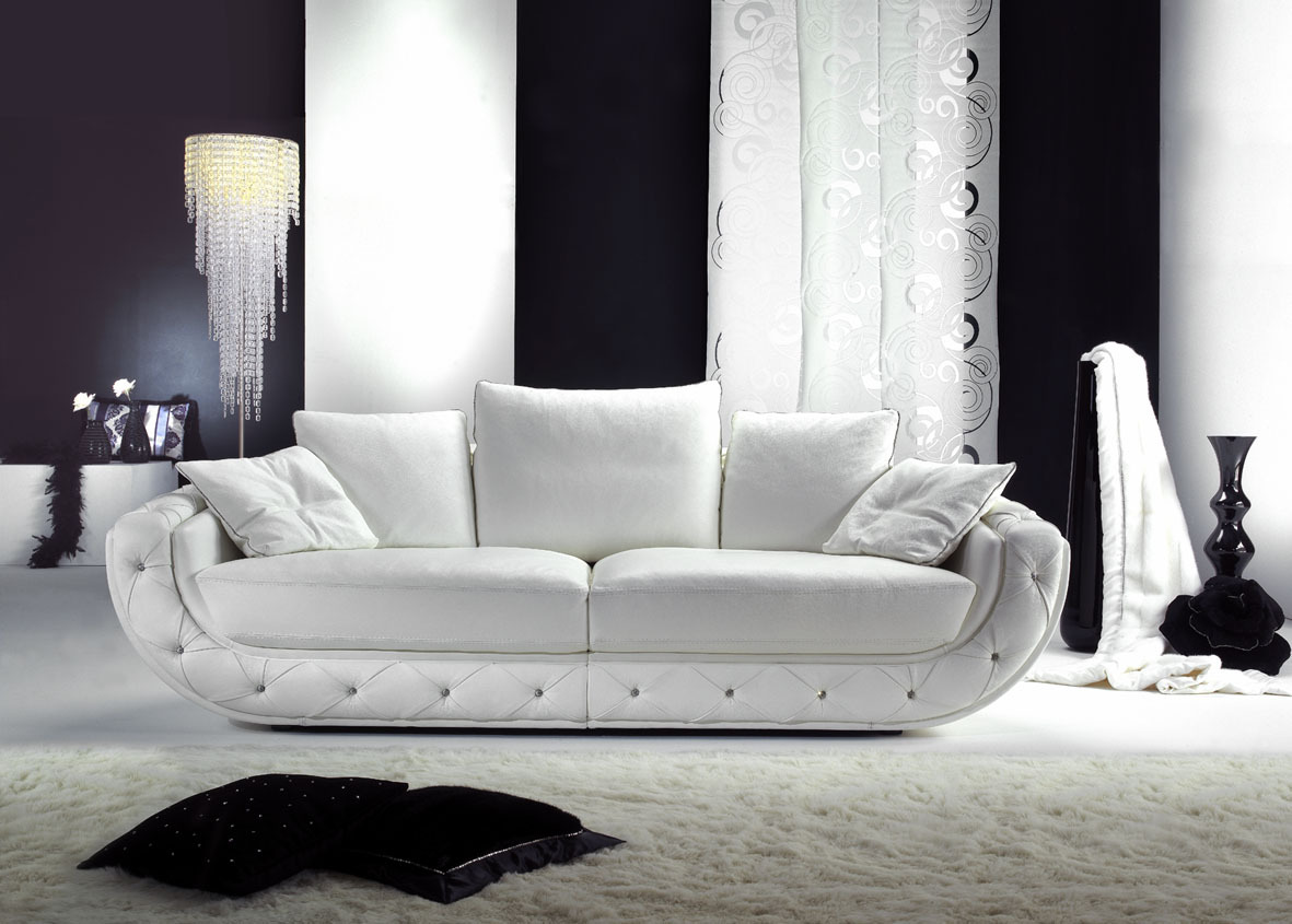 šviesi prieškambario stiliaus sofa