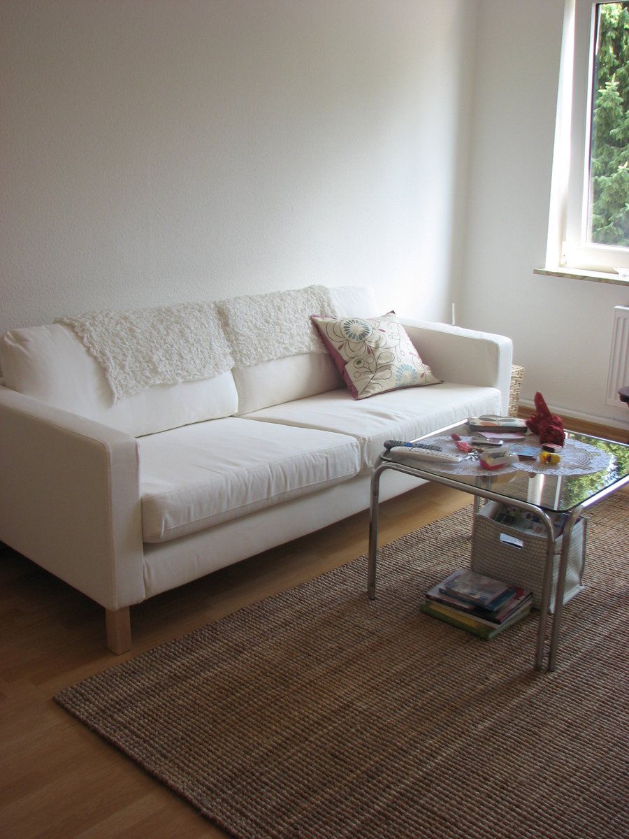 бял диван в спалня дизайн