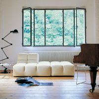 أريكة بيضاء في تصميم غرفة المعيشة الصورة