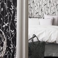 Papier peint noir à l'intérieur de la chambre à coucher dans le style du minimalisme photo