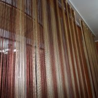 rideaux de couleur fils dans le style d'une photo de chambre à coucher