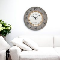 orologio di metallo nel corridoio nello stile del minimalismo foto