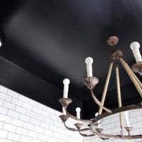 plafond en bois noir dans le décor de la cuisine photo