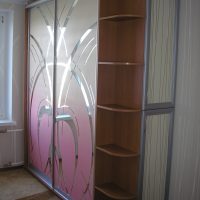 conception d'un meuble d'angle dans le couloir en bois photo