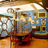 design del corridoio in stile steampunk con foto in parquet di legno