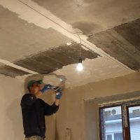 interno del soffitto con una soluzione di cemento nella foto dell'appartamento