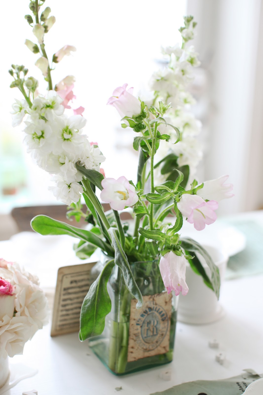 fiori artificiali nell'arredamento del soggiorno
